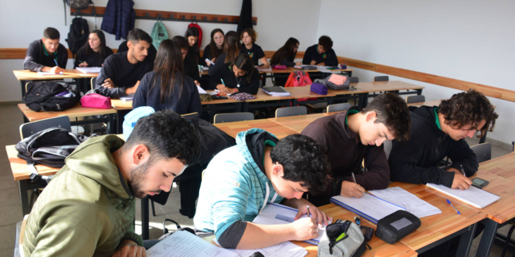 Fundación 3F lanza 600 becas para jóvenes que quieran terminar el liceo
