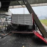 Sigue cortado el ingreso a Montevideo por Bulevar Artigas tras choque de camión sobredimensionado
