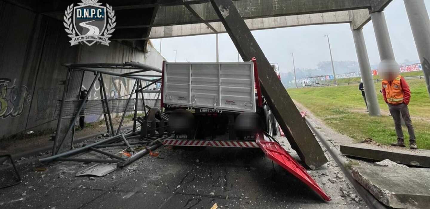 Sigue cortado el ingreso a Montevideo por Bulevar Artigas tras choque de camión sobredimensionado