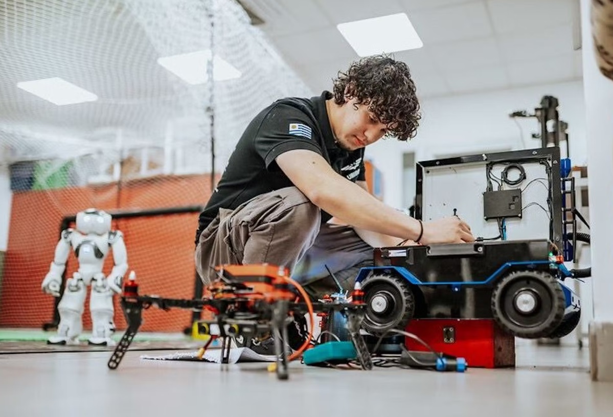 Uruguay en el top 5 mundial de robótica autónoma: el equipo UruBots arrasa en Brasil y se prepara para Corea del Sur