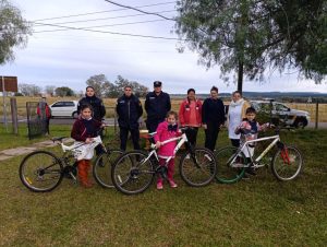 Jefatura de Policía de Rivera donó 20 bicicletas a niños que van a escuelas rurales del interior del departamento