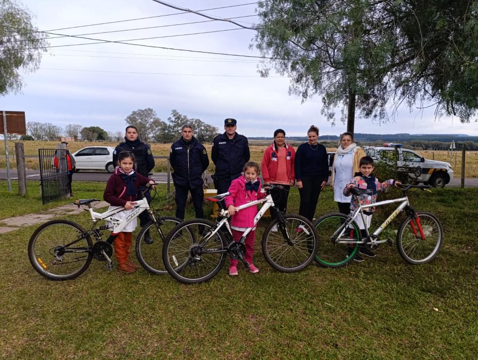 Jefatura de Policía de Rivera donó 20 bicicletas a niños que van a escuelas rurales del interior del departamento