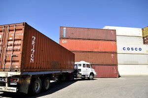 Camioneros empezaron a descargar el arroz en el buque tras el parate que perjudicó a los trabajadores