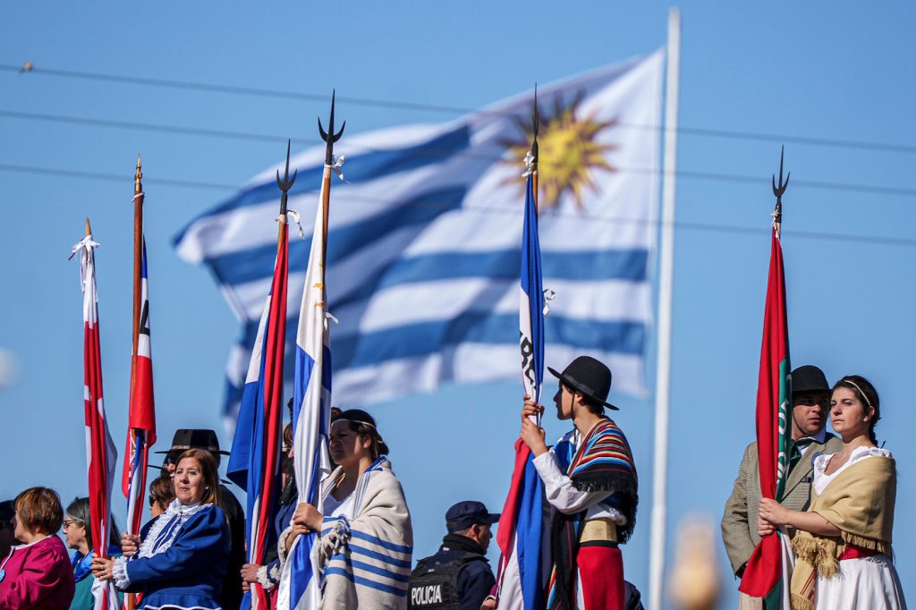 Florida: Orsi encabezó acto oficial por el bicentenario de la Declaratoria de la Independencia