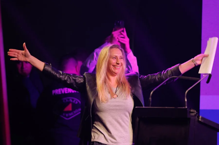 Argentina: Karina Milei y Martín Menem cerraron la campaña en Corrientes y hubo incidentes en la caravana