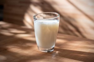 Sube el precio de los lácteos en el mercado internacional: leche en polvo retoma los 4.000 dólares