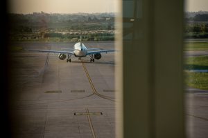 Aeropuerto de Carrasco incorporará un sistema para que los aviones puedan aterrizar con visibilidad reducida