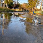 Vecinos de La Floresta exigen una solución urgente por inundaciones y estado de la calle 12 de Octubre