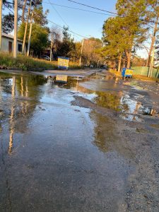 Vecinos de La Floresta exigen una solución urgente por inundaciones y estado de la calle 12 de Octubre