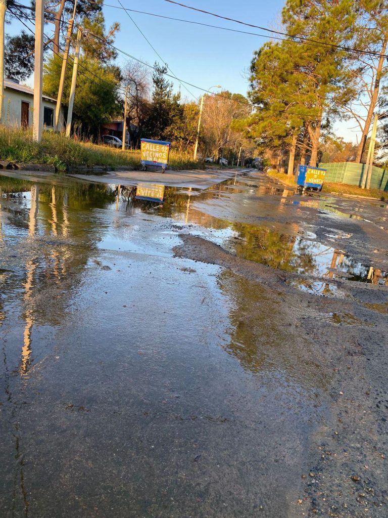 Vecinos de La Floresta exigen una solución urgente por inundaciones y estado de la calle 12 de Octubre