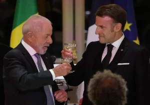 Macrón habló con Lula y se comprometió a «ultimar el diálogo» para firmar el acuerdo UE – Mercosur