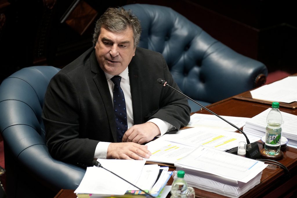 Botana presentó proyecto para limitar el engorde a corral por parte de frigoríficos