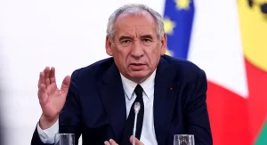 El Parlamento de Francia destituyó al primer ministro François Bayrou