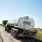 Conflicto en Conaprole: productores deben tirar leche y no saben si recibirán algún seguro por la pérdida 