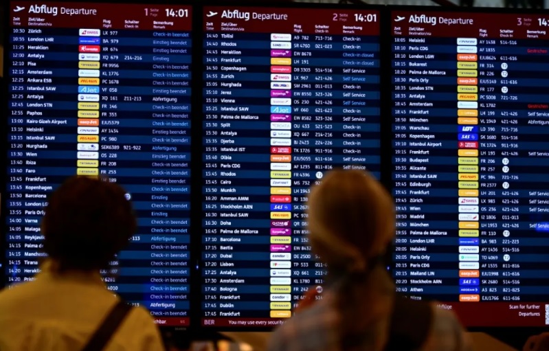 Continúan las consecuencias por los ciberataques contra aeropuertos de Europa Continúan las consecuencias por los ciberataques contra aeropuertos de Europa