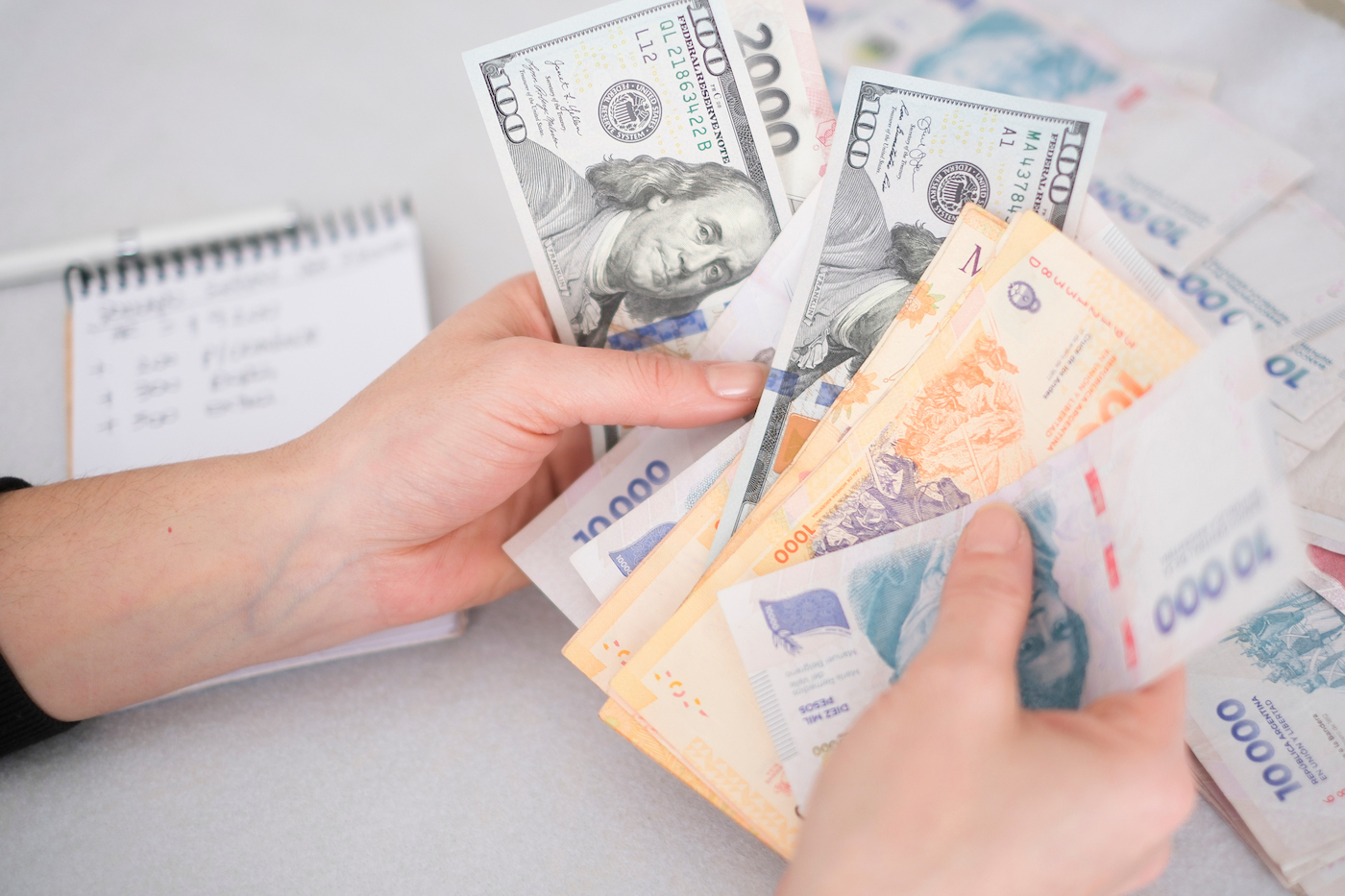 Tensión cambiaria en Argentina: El mercado anticipa una posible devaluación tras los comicios