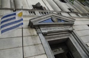 Uruguay emite bono de 10 años con 8% de tasa anual, la más baja desde que accede a los mercados globales