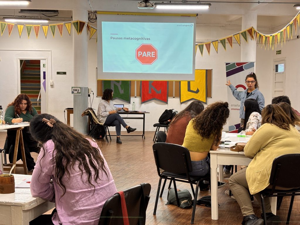 Enseña Uruguay lanza convocatoria para profesionales que quieran dar clases en liceos de contexto crítico durante los próximos 2 años