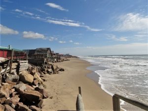 Vecinos de Aguas Dulces cuestionan plan del Ministerio de Ambiente y piden soluciones “realistas” para la erosión costera