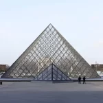 Varios delincuentes asaltaron el museo del Louvre de París