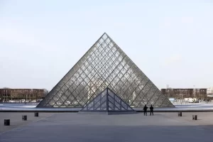 Varios delincuentes asaltaron el museo del Louvre de París