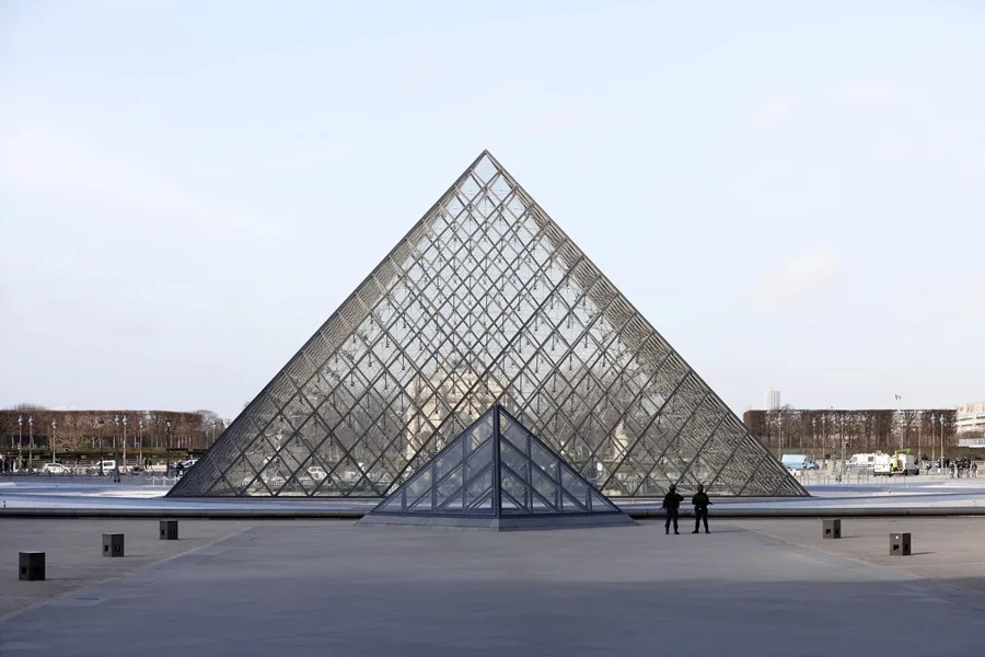 Varios delincuentes asaltaron el museo del Louvre de París