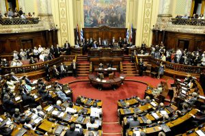 Senadores empiezan a reunirse por el Presupuesto
