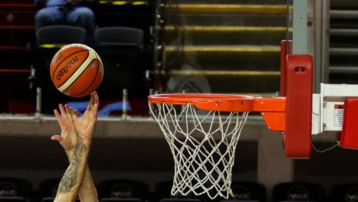 La seguridad en el deporte: las diferencias entre el básquetbol y el fútbol