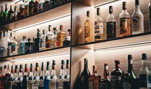 Bebidas alcohólicas adulteradas en Brasil: Más de 200 casos bajo investigación