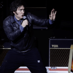 Milei presentó su libro con un show de rock en medio de la tormenta