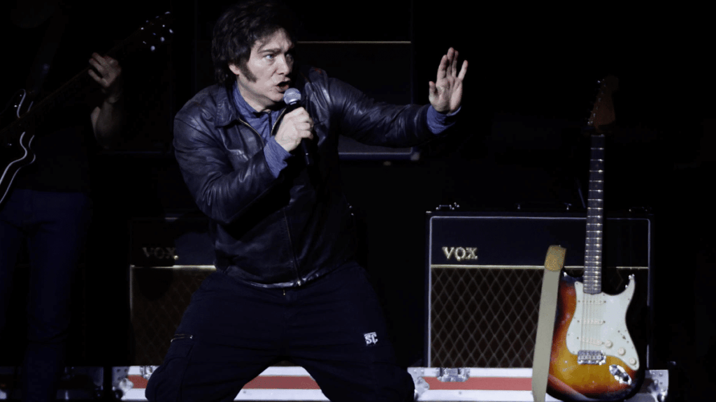 Milei presentó su libro con un show de rock en medio de la tormenta