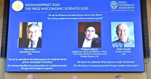 El premio Nobel de Economía fue otorgado a Joel Mokyr, Philippe Aghion y Peter Howitt