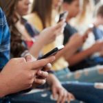 El 77% de los estudiantes reconoce que el celular afecta su concentración en clase, según estudio de Fundación Manantiales