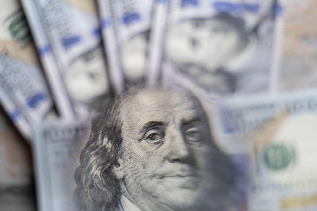 Mercado de valores | Dólar continúa bajando y acumula una caída de más del 10% en el año