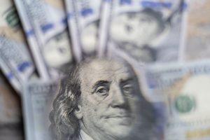 Mercado de valores | Dólar continúa bajando y acumula una caída de más del 10% en el año