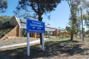 Familias de escuela sustentable de Jaureguiberry rechazan eliminación de cargo de docente en centro educativo