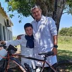 Un maestro rural de Artigas regaló su bicicleta a un alumno junto a un mensaje para toda la vida