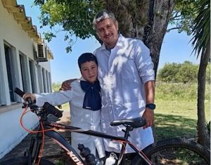 Un maestro rural de Artigas regaló su bicicleta a un alumno junto a un mensaje para toda la vida