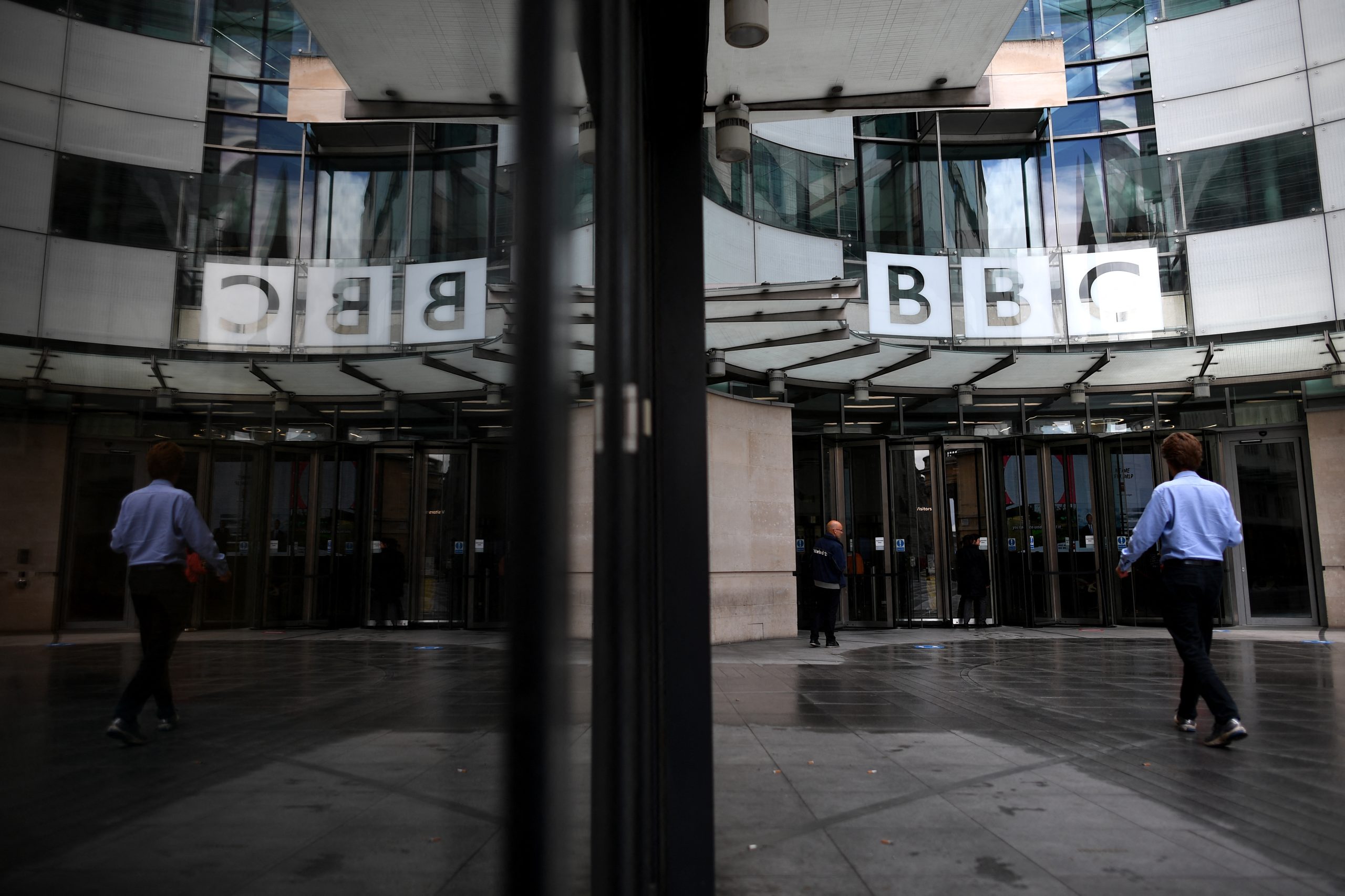 La BBC enfrenta una crisis de confianza tras errores editoriales