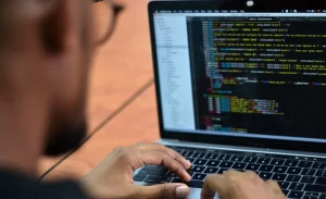 Experto en ciberseguridad denunció que varios de los ataques a sitios web del Estado “parten desde adentro de los organismos”