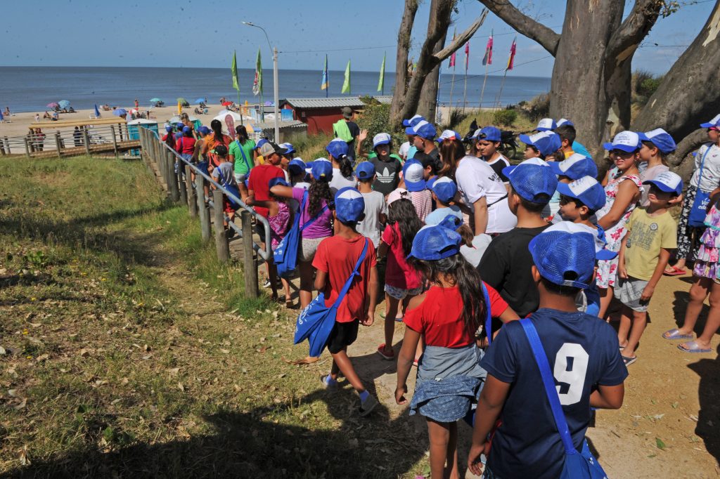 Un pueblo que sostiene un sueño: 350 niños irán gratis a la playa de Conchillas