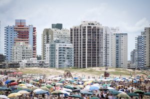 Temporada de verano estalló en la previa de Navidad: Punta del Este con ocupación plena, más vuelos y fuerte presencia de argentinos