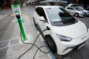 Explosión de ventas de eléctricos empuja al mercado automotor a niveles históricos 