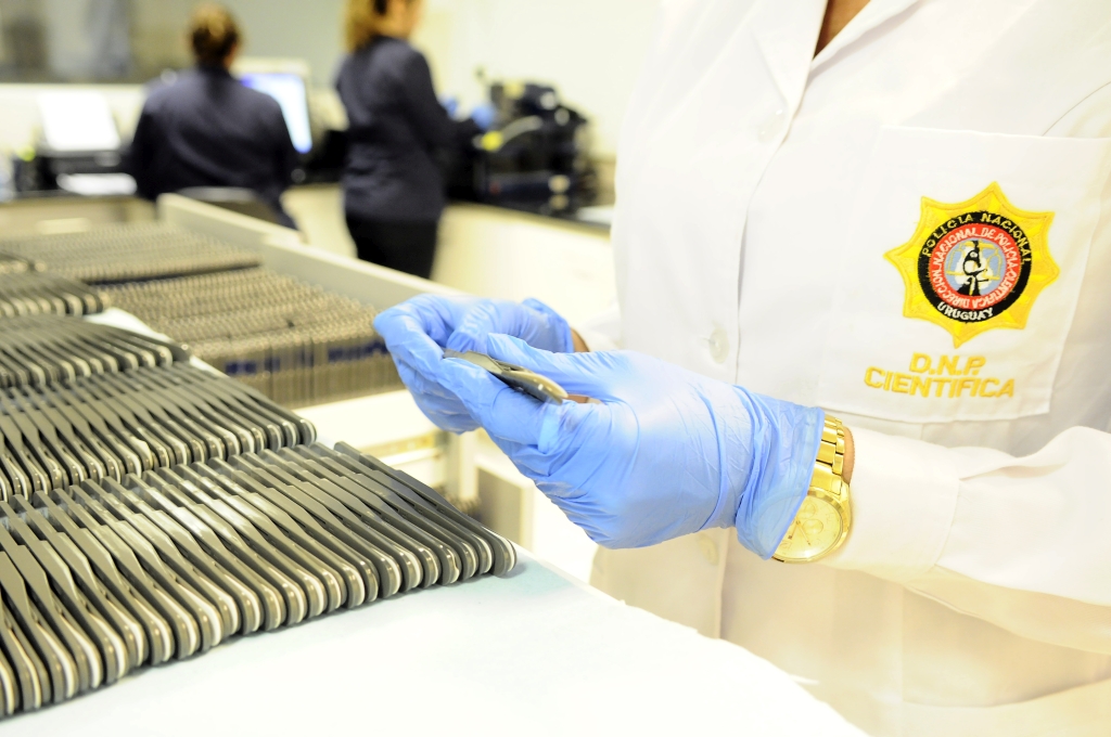 Policía Científica resolvió más de 480 crímenes a través del banco de ADN