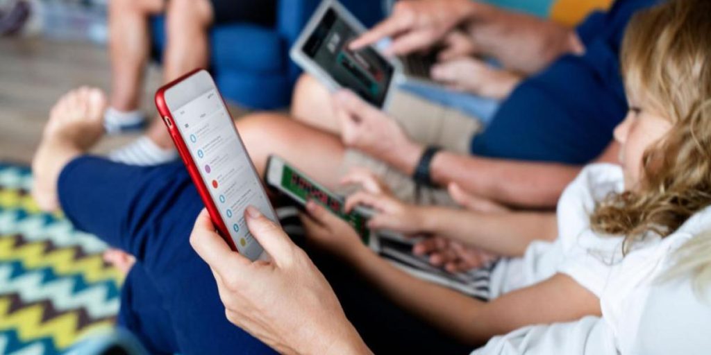 Australia apaga las redes sociales para sus jóvenes | La columna de Mauro D. Ríos