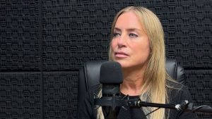 «La ansiedad que genera sacarle el celular a los alumnos es más perjudicial a que lo tengan», dice Carolina Abuchalja, directora de EduSchool