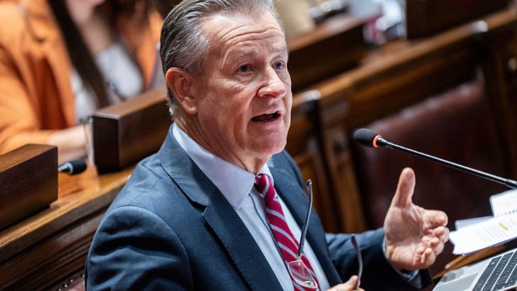 Proyecto de ley busca prohibir difusión de imágenes sexuales generadas con IA