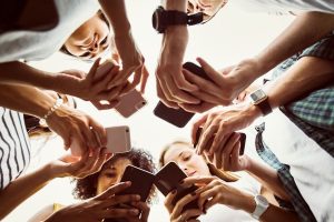 Prohibición de redes sociales a menores: Trenchi advierte que el problema no son las pantallas sino la crianza