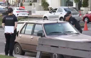 ¿Si se te cae una matrícula te guinchan el auto?