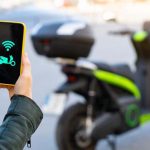 Motos eléctricas con baterías intercambiables comienzan a operar en Montevideo
